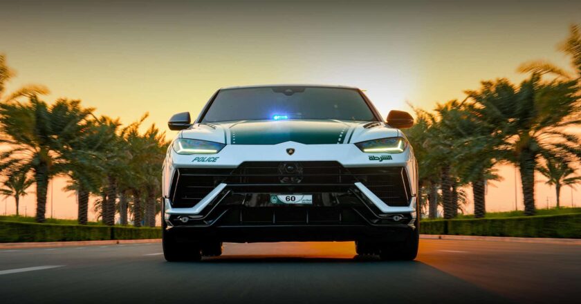 Frontansicht eines Lamborghini Urus Performante der Dubai Polizei auf der Straße bei Sonnenuntergang.