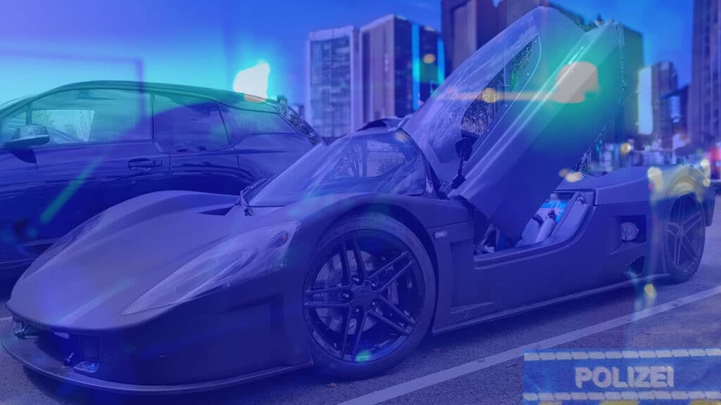 Symbolbild eines modifizierten Sportwagens mit geöffneter Flügeltür, beleuchtet vom Blaulicht der Polizei bei einem Car Friday Event.