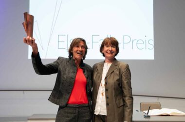 Das Foto zeigt Oberbürgermeisterin Henriette Reker gemeinsam mit Preisträgerin Christiane Lehmann